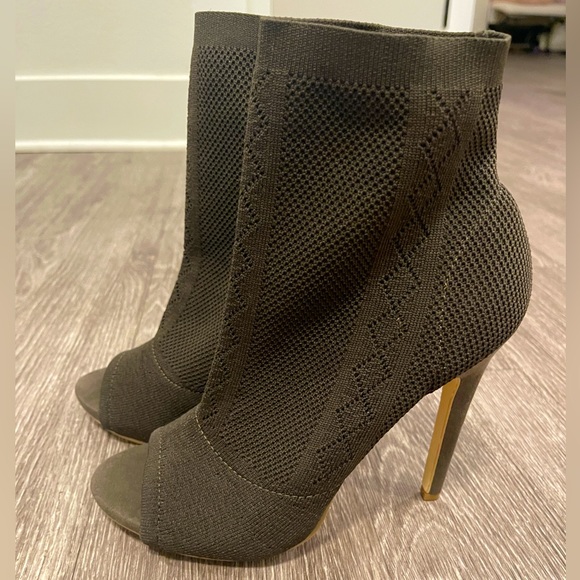NWT - 💚🤎 JUST IN 💚🤎Ankle Knit Booties size 8 - Picture 2 of 8
